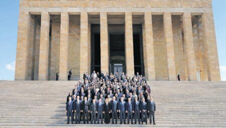 ‘71 yıldır yaşla değil, Türkiye aşkıyla büyüdük’