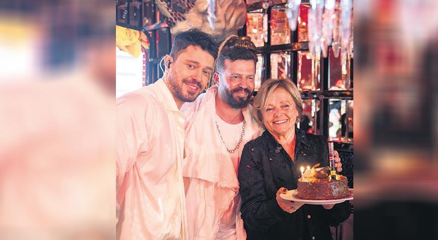 Annesinin doğum gününü kutladı