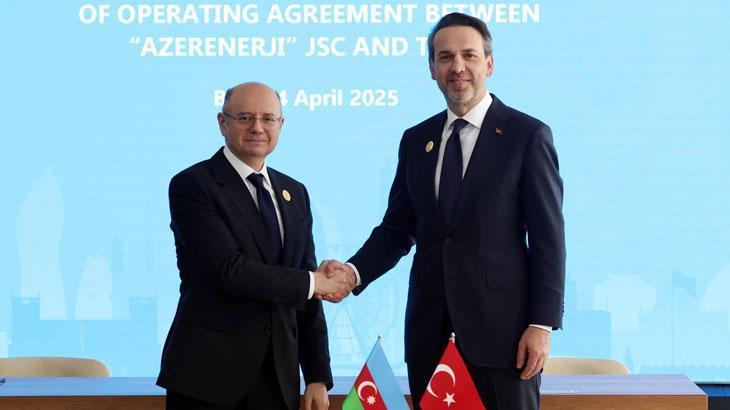 Bakan Bayraktar, Azerbaycan Enerji Bakanı Parviz Shahbazov ile bir ortaya geldi