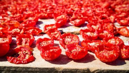 Domatesi, biberi şipşak kurutuyor! Günlerce beklemeye son, yazı kışa saklamanın en kolay yolu