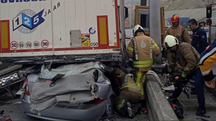 Pendik’te gişelerde fecî kaza! Araba TIR’ın altında girdi: Yaralılar var