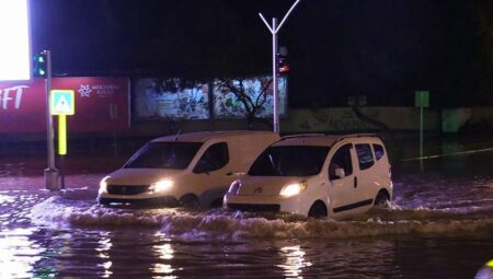 Adana’da sağanak! Sokaklar rsmen göle döndü