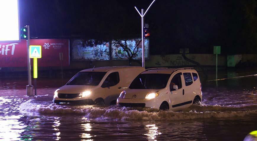 Adana’da sağanak! Sokaklar rsmen göle döndü