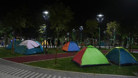 İstanbul’da sarsıntı korkusu yaşayan kimi vatandaşlar geceyi dışarıda geçirdi