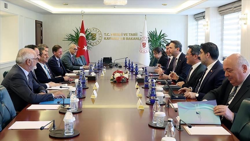 Bakan Bayraktar, IRENA Genel Yöneticisi La Camera ile görüştü