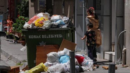 Emekçiler greve gitti, kent çöp kente dönüştü