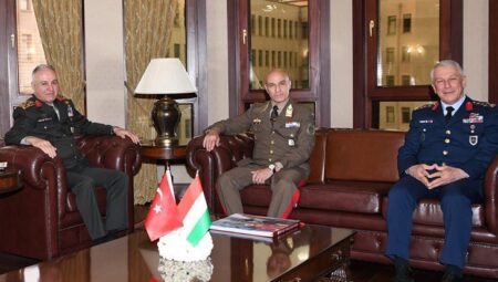 Genelkurmay Başkanı Orgeneral Metin Gürak, Macar kumandanlarla bir ortaya geldi