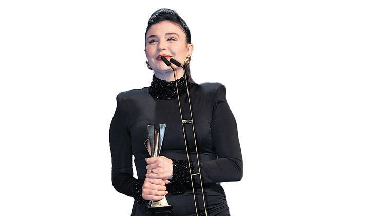 Gözyaşlarını tutamadı