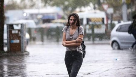 Meteoroloji’den yeni uyarı! Sağanak bir anda bastırdı! Konut ve iş yerlerini su bastı