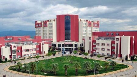 Profesör ve sekreterine ‘bıçak parası’ ismi altında rüşvet aldıkları savıyla gözaltı