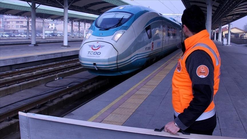 YHT istasyonlarındaki “Turuncu Masa” mahzurları kaldırıp ulaşımı kolaylaştırıyor