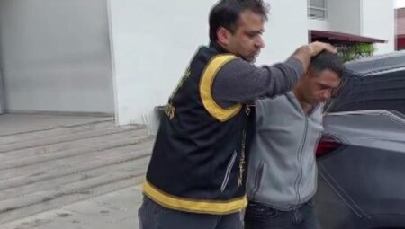 Adana’da farklı olay! Arkadaşları konuta bırakmayınca araba çaldı