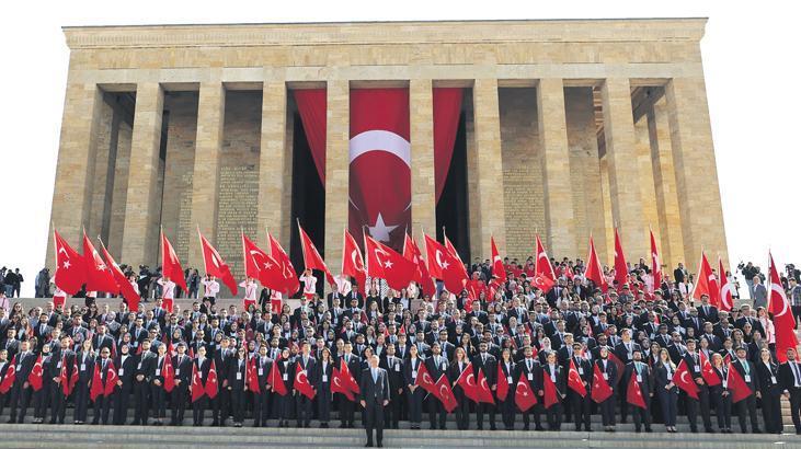 Bakan Bak, gençlerle birlikte Anıtkabir’deydi: Emanetiniz emin ellerde