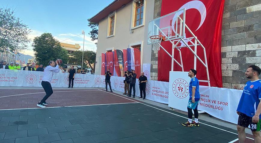Bakan Bayraktar Erzincan’da gençlerle basketbol maçı yaptı