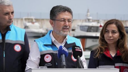 Bakan Yumaklı: Küçük ölçekli balıkçı gemilerine son 7 yıldır dayanak veriyoruz