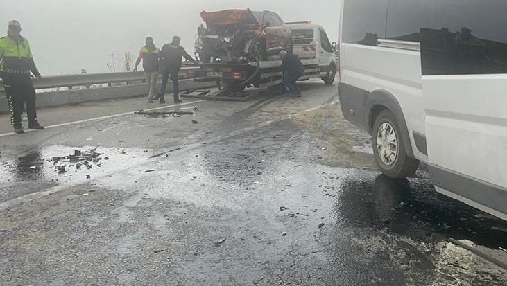 Bursa’da emekçi servis minibüsü ile araba çarpıştı: 2’si ağır, 12 yaralı