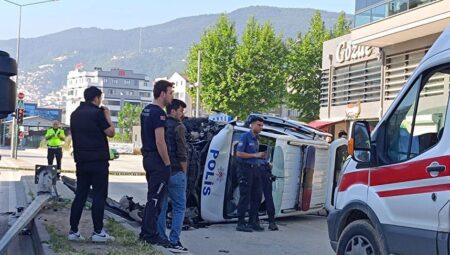 Bursa’da grup otosu kaza yaptı! 2’si polis, 5 kişi yaralandı