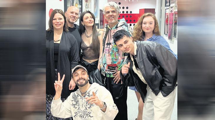 ‘Buzlu Cam’ı birinci sefer seslendirdi