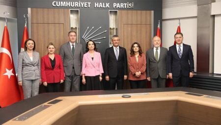 CHP Genel Başkanı Özel DEM Parti heyeti ile bir ortaya geldi