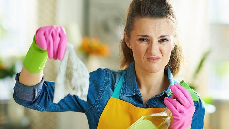 Geçmek bilmeyen berbat konut kokusuna son! Süpürgeliklere kadar bakılması gerek