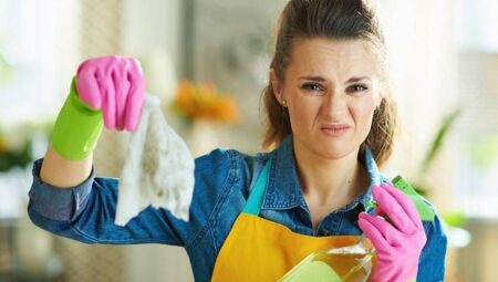 Geçmeyen makûs konut kokusuna son! Süpürgeliklerde saklanıyor, köpürtmek devası