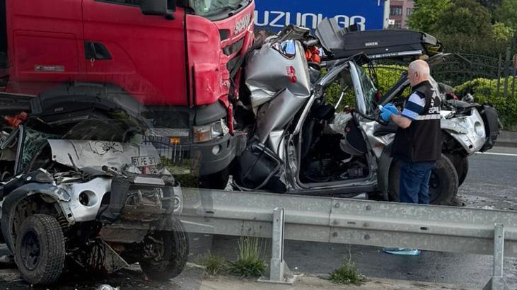 İki TIR ortasında can pazarı! Zincirleme kazada kan donduran imaj