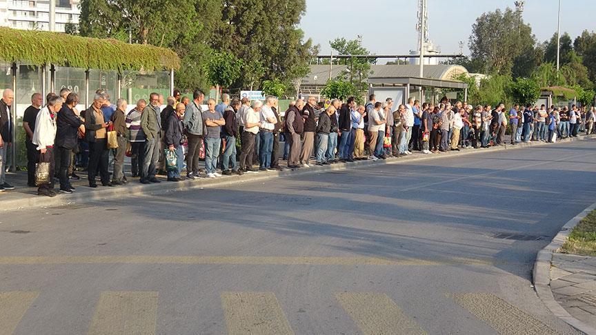 İzmir’de 23 bin emekçi greve çıktı! Otobüs duraklarında metrelerce kuyruk oluştu