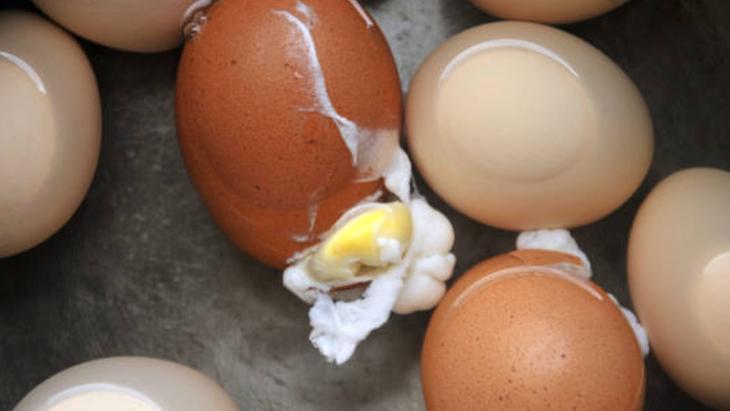 Kaynayan yumurtalar patlamıyor! 1 çay kaşığı yetecek, atmadan evvel iğneyle delin