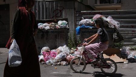 Maaşları eksik yatan belediye personelleri iş bıraktı! İzmir’de sokaklarda çöp yığınları oluştu