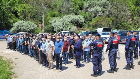 Minik bebeğin mevti sonrası köy diken üstünde! Cenazeye katılan herkes maske taktı