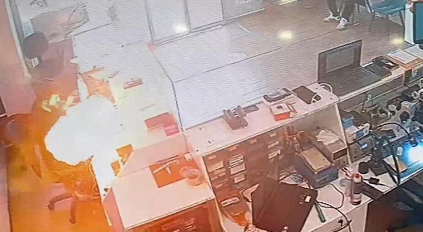 Telefon bataryası bomba üzere patladı! Dehşet dolu anlar anbean kaydedildi
