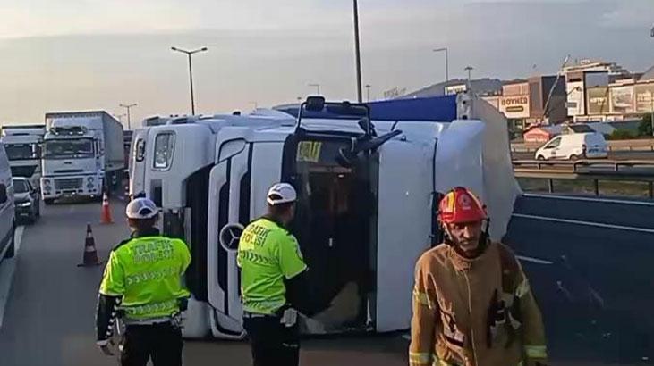 TEM Otoyolu’nda TIR devrildi, trafikte yoğunluk oluştu