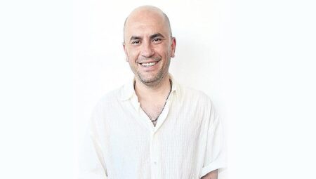 ‘Tiyatro tek başına karın doyurmuyor’