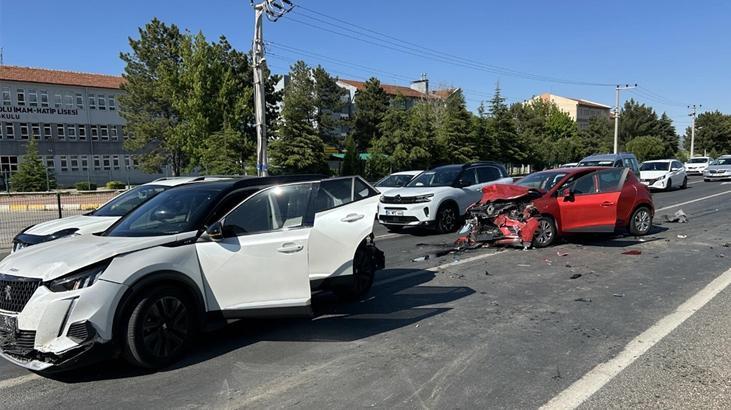 Uşak’ta feci kaza! 4 aracın birbirine girdiği zincirleme kazada 7 kişi yaralı