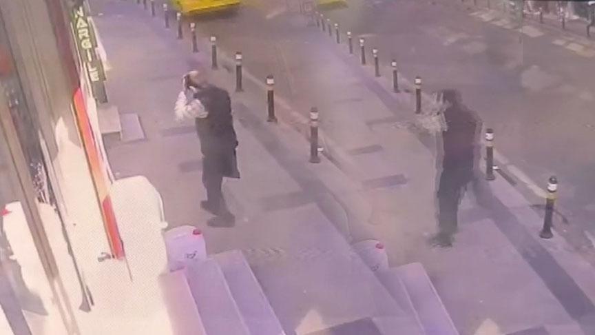 Yer: Küçükçekmece! Kötüleşip yola yığılan adamın üzerinden araç geçti